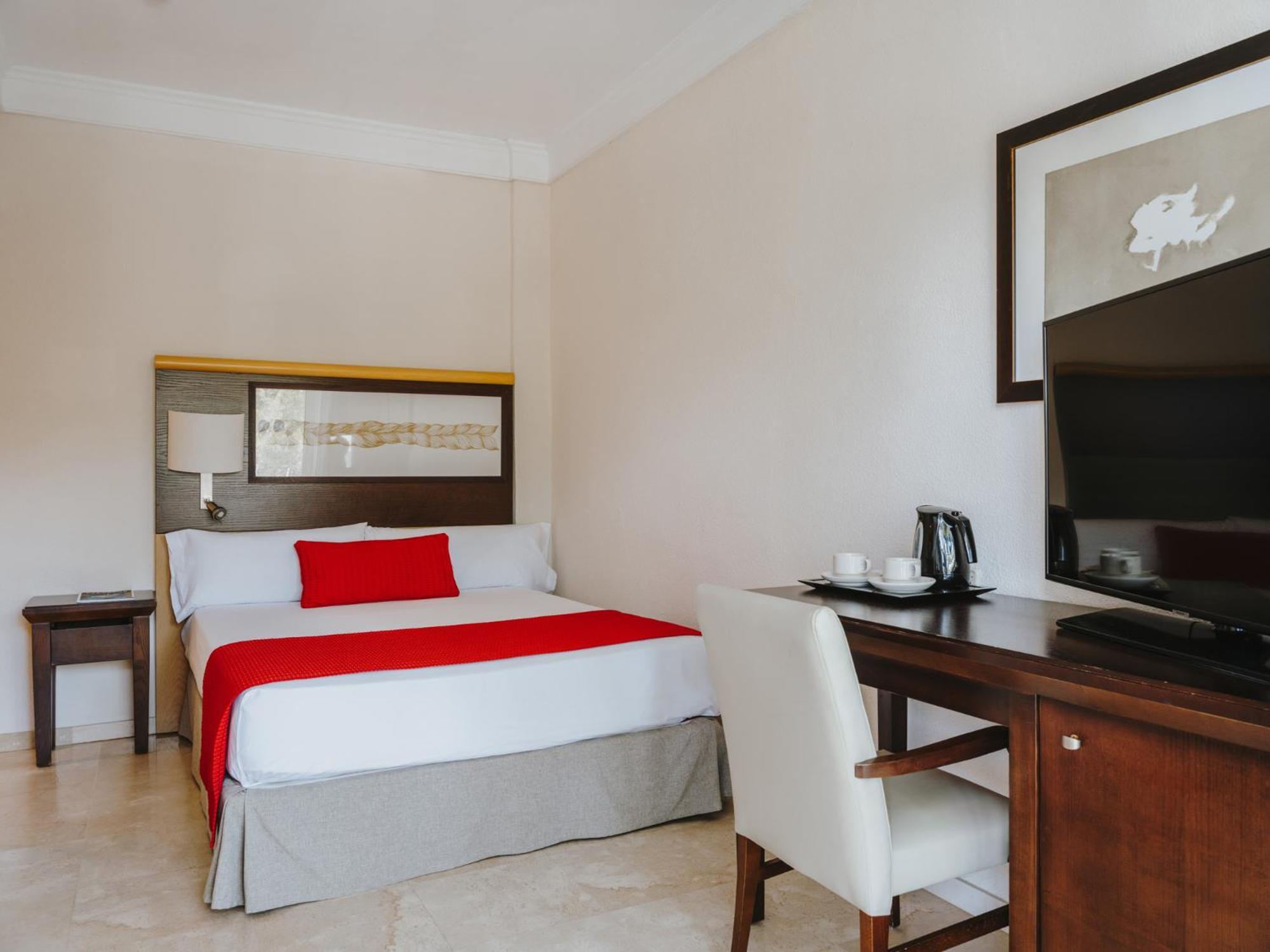 Grupotel Aguait Resort & Spa - Adults Only カラ・ラトハダ エクステリア 写真