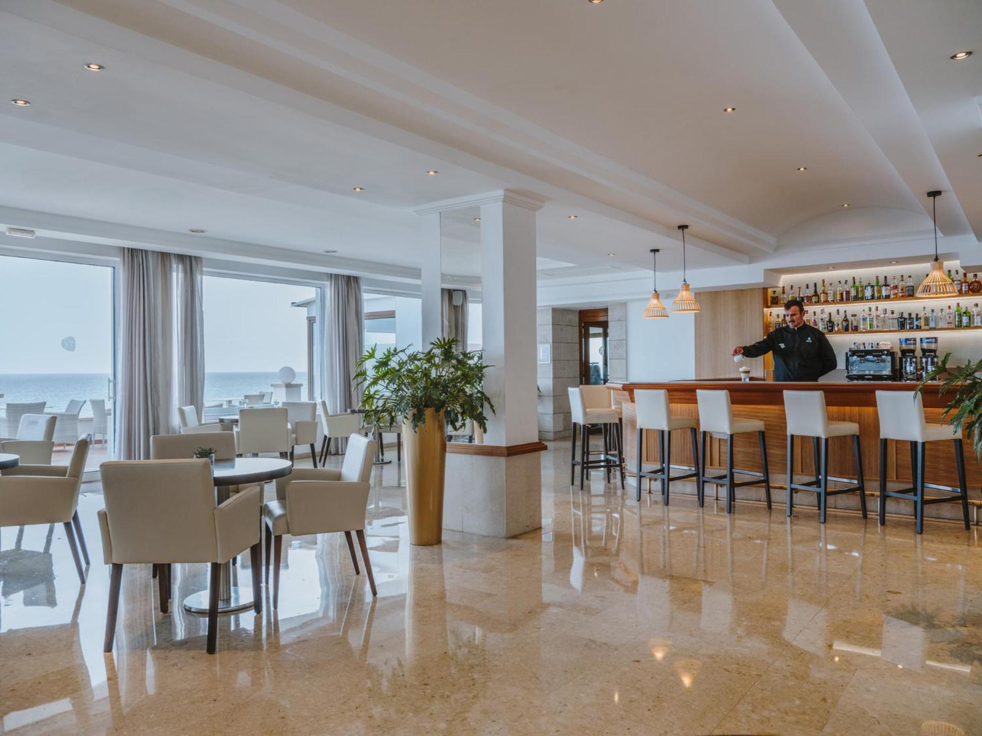 Grupotel Aguait Resort & Spa - Adults Only カラ・ラトハダ エクステリア 写真